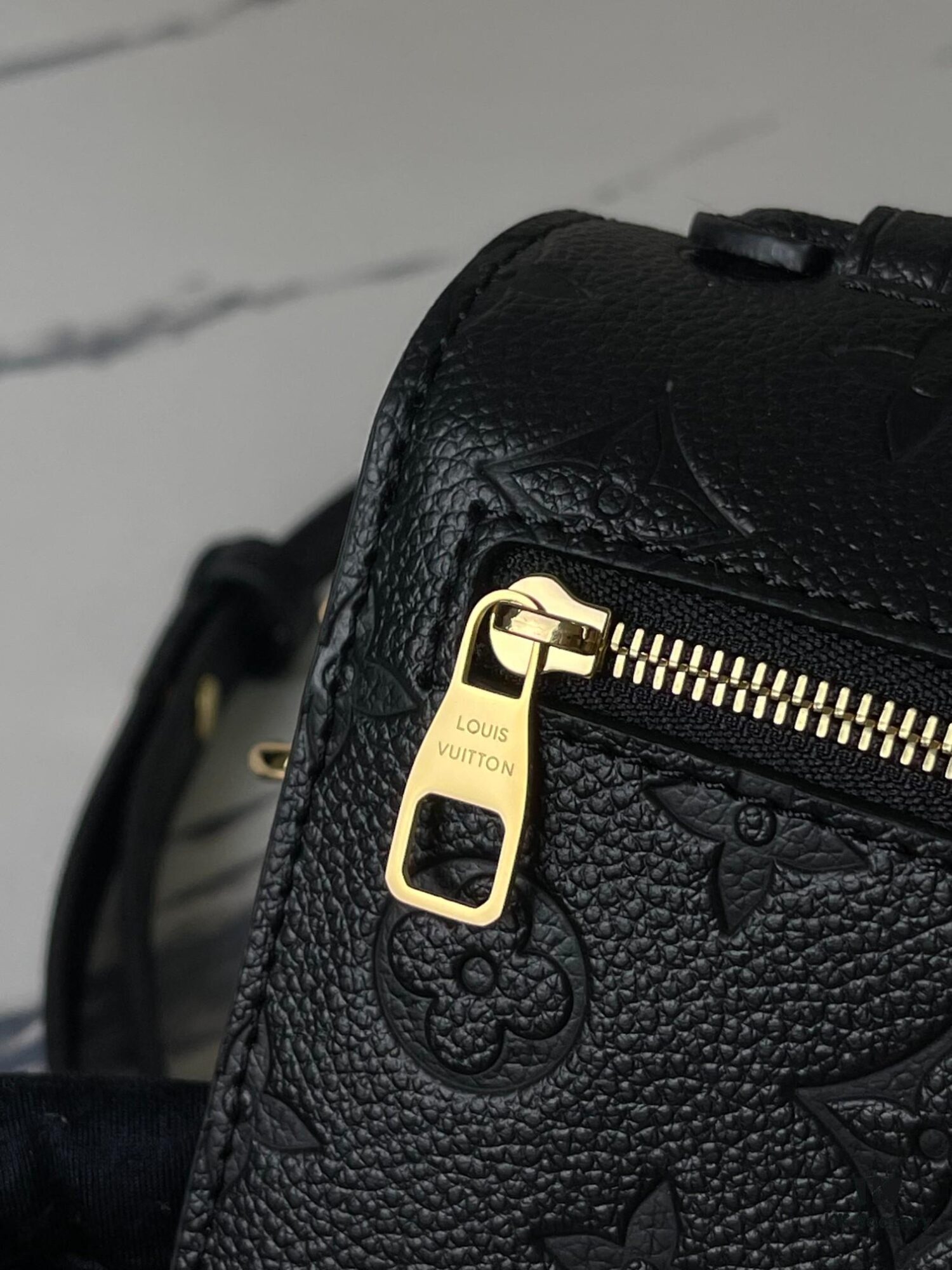 693089246e68136f4d9a8ab1 Top-Quality Original Order Exclusive Real Photo M46595 Black Full Leather Messenger Bag Series Small East West Métis Handbag