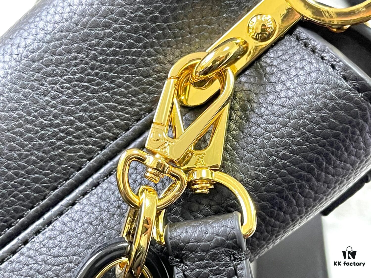 693089496e68136f4d9a8af1 Upgraded M21798 Black Gold-Tone Clasp