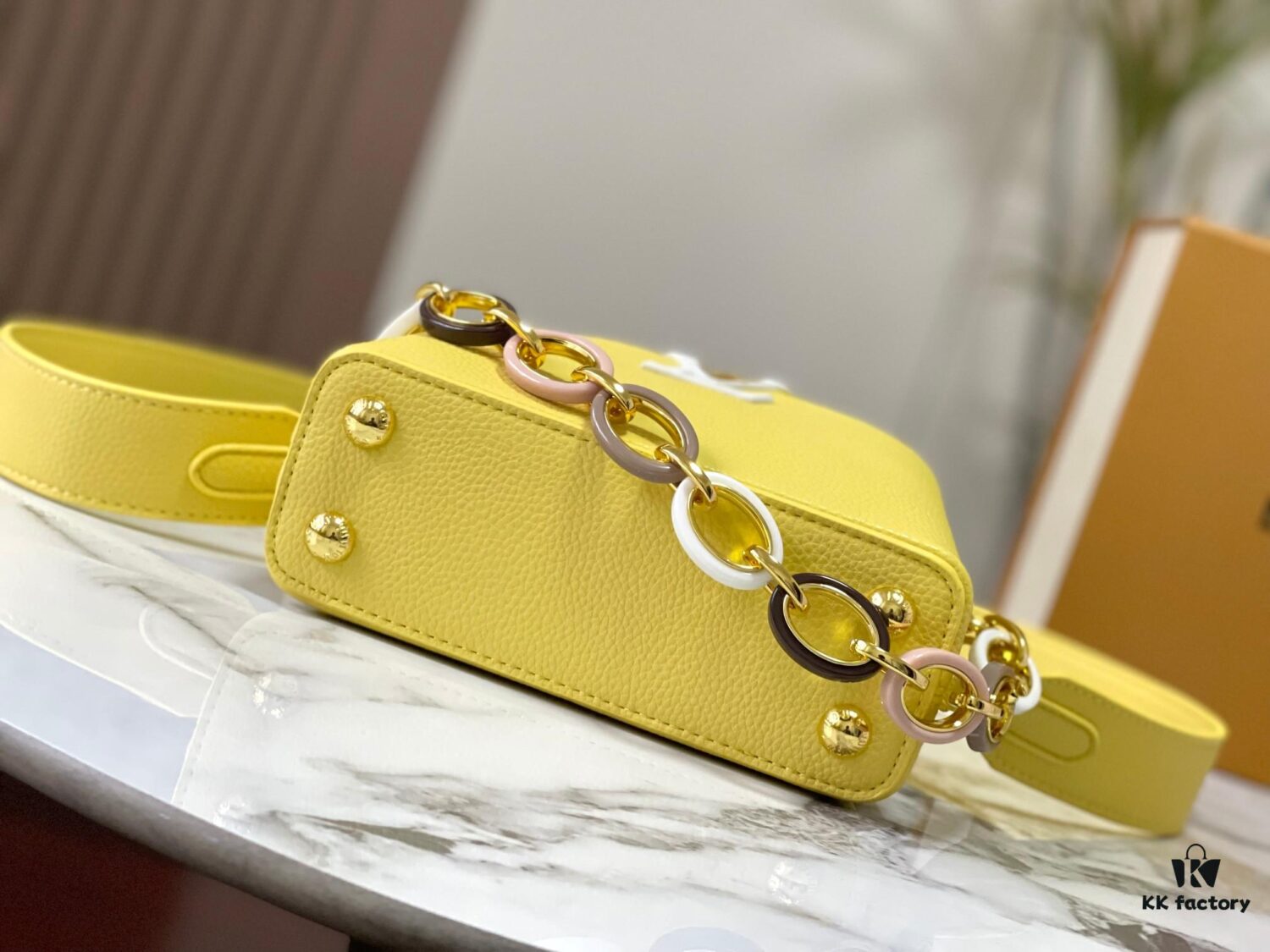 6930896a6e68136f4d9a8b22 Upgraded M21798 Chick Yellow Gold-Tone Clasp