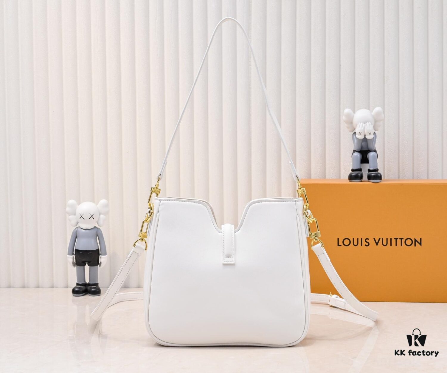 693089976e68136f4d9a8b7d Louis Vuitton New Arrival Minimalist Elegant Hobo Bag Design 120693 119563