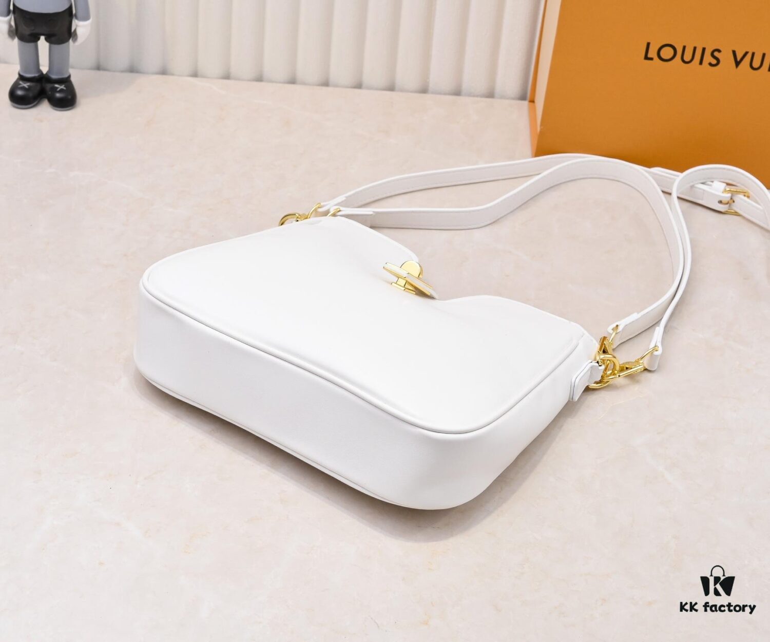 693089976e68136f4d9a8b7e Louis Vuitton New Arrival Minimalist Elegant Hobo Bag Design 120693 119563