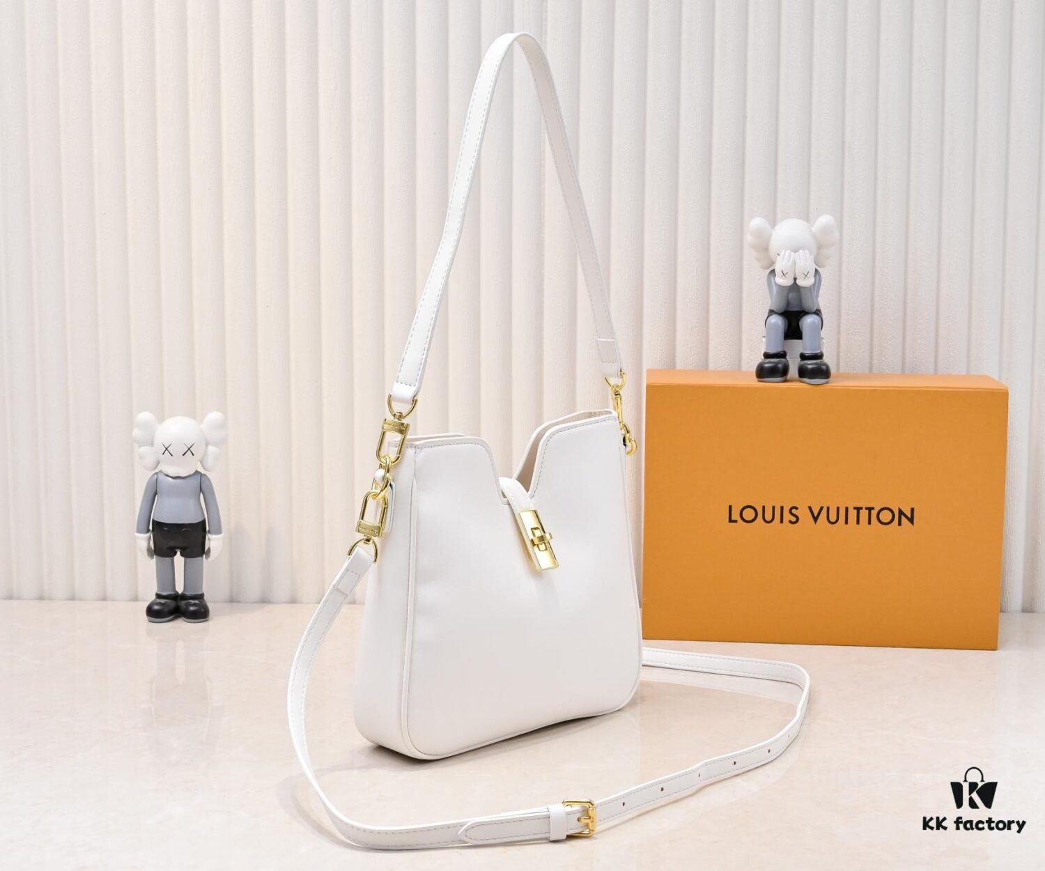 693089976e68136f4d9a8b7f Louis Vuitton New Arrival Minimalist Elegant Hobo Bag Design 120693 119563