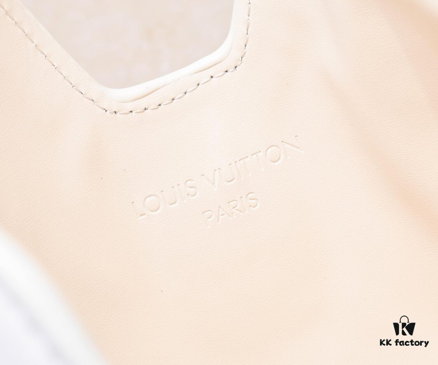 693089996e68136f4d9a8b81 Louis Vuitton New Arrival Minimalist Elegant Hobo Bag Design 120693 119563