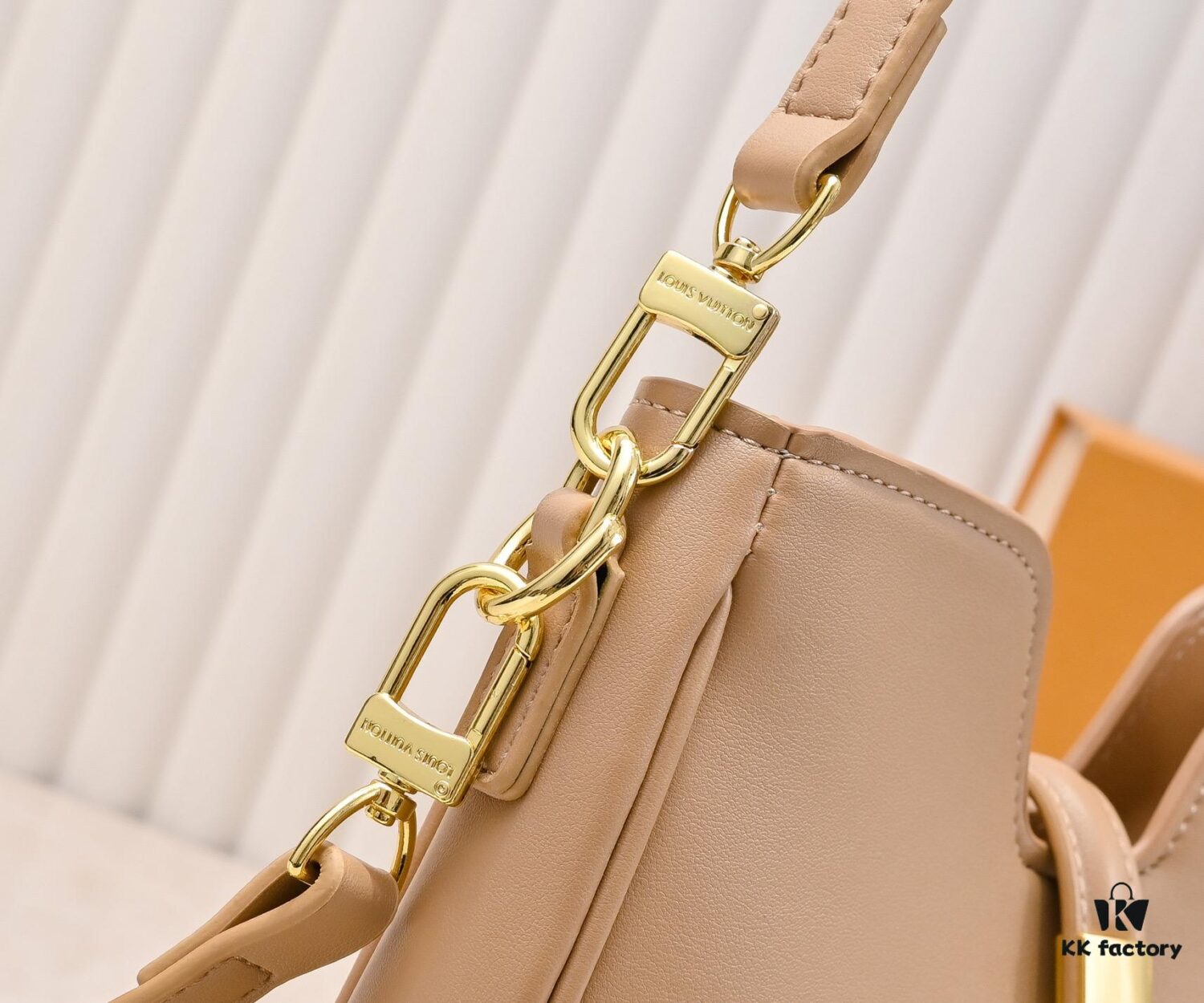 Louis Vuitton New Arrival Minimalist Elegant Design Hobo Bag Style No. 120693 119563