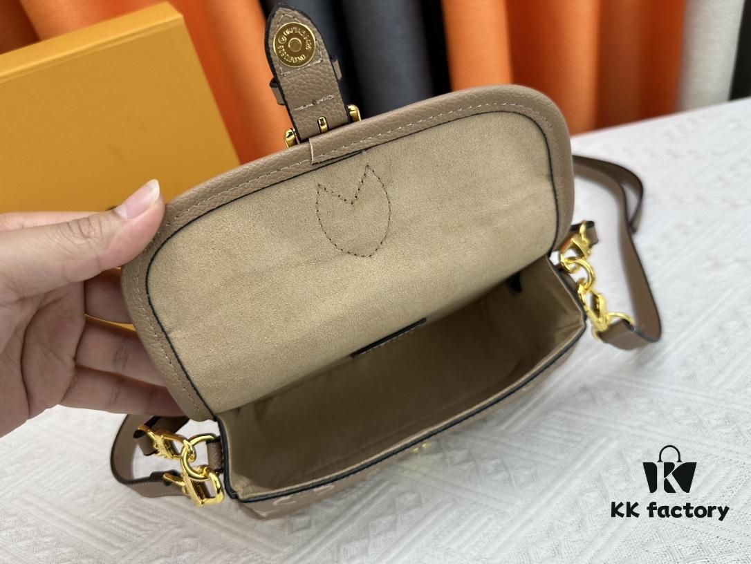 69308aa96e68136f4d9a8dc4 Upgraded Original M83566 M83300 M45985 Baguette Bag Series New Diane Handbag
