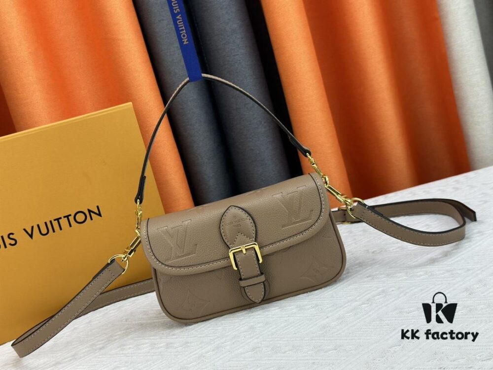 69308ab46e68136f4d9a8de1 Upgraded Original M83566 M83300 M45985 Baguette Series New Diane Handbag