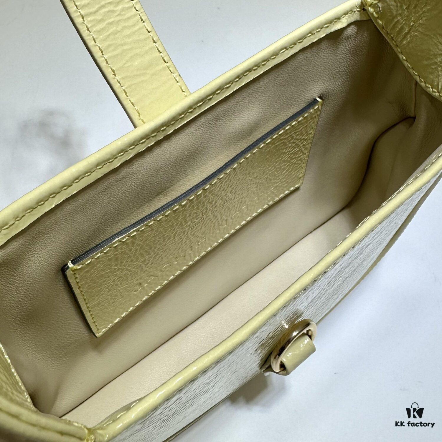 69308ff86e68136f4d9a9836 GUCCI Counter Quality, Top Original Stock, Actual Photos! Model No. 782889 Light Yellow Patent Leather, Size: 19.5 x 18 x 3.5 cm (W x H x D), In Stock and Ready to Ship