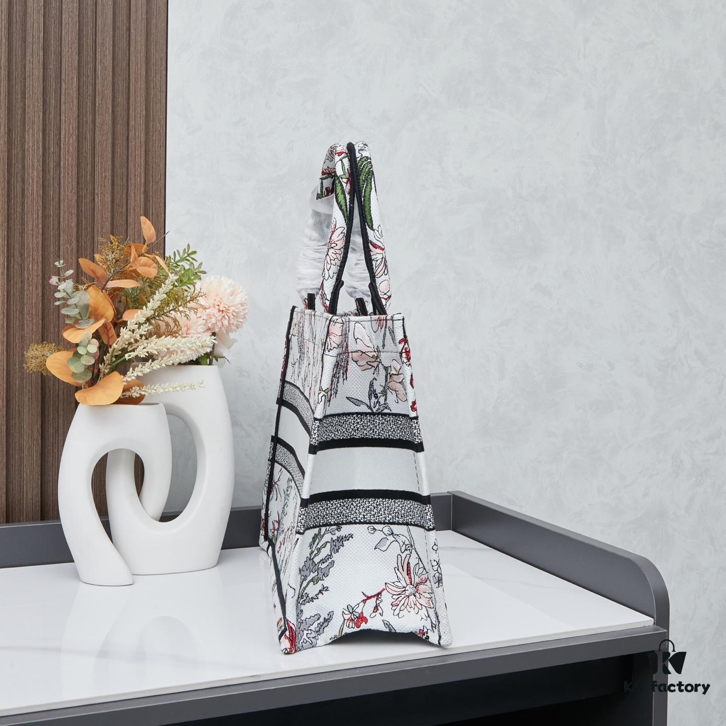 Embroidered Medium [Di0r Book Tote]