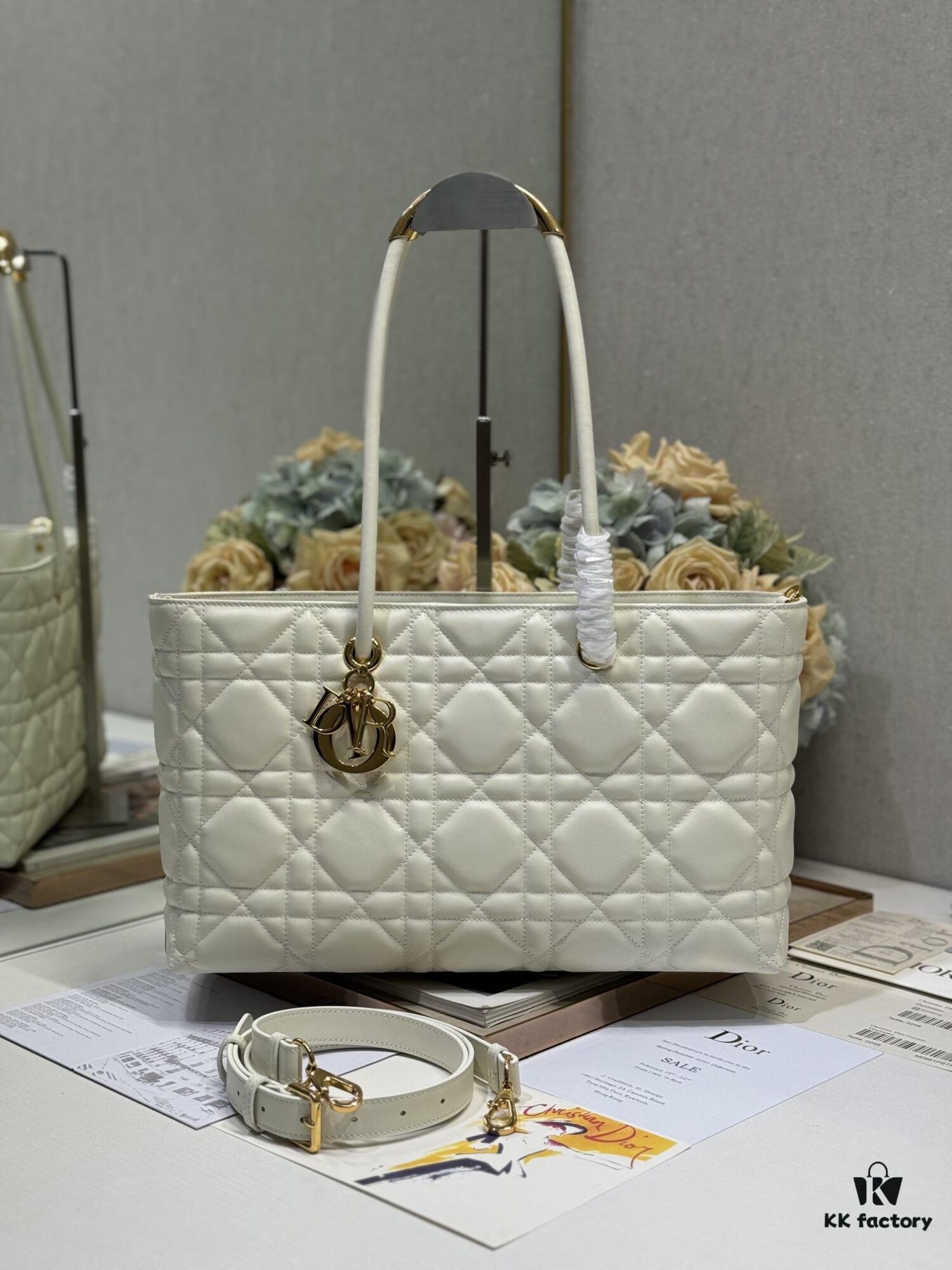 693094aa6e68136f4d9aa0ad Top-Grade Original Dior Stills Handbag