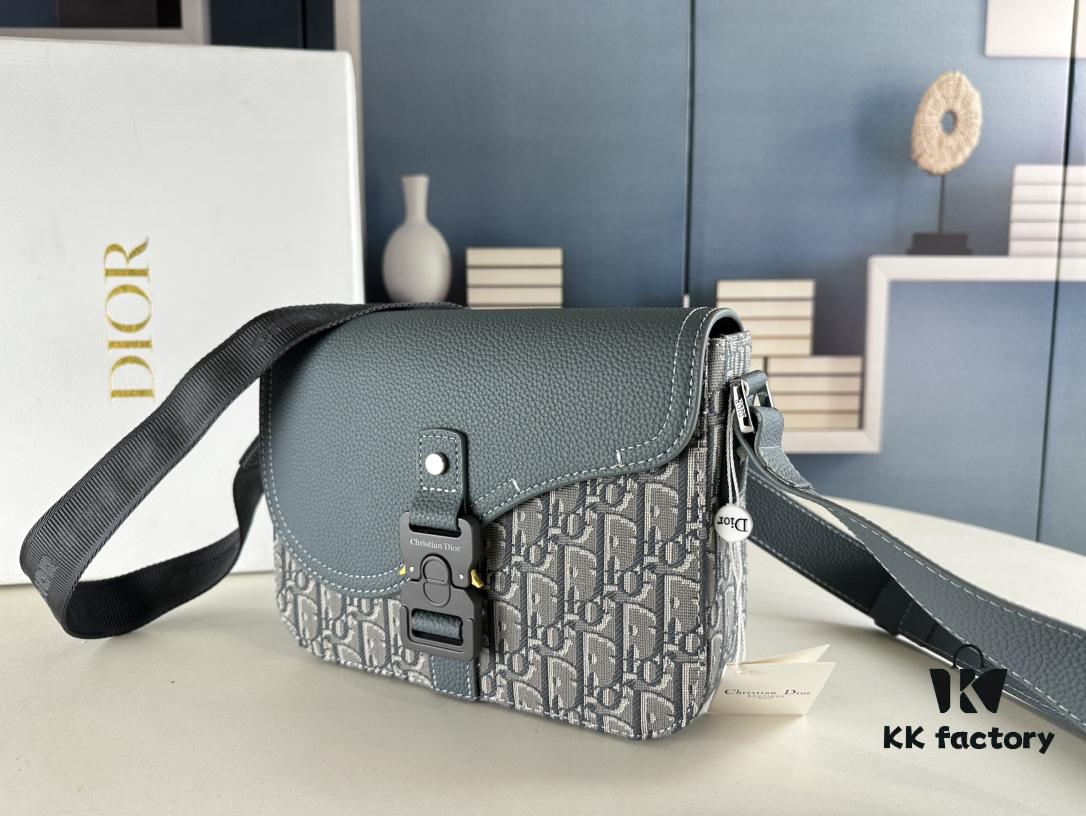 Box Included [Top Original Version] This mini saddle messenger bag is exquisitely stylish, meticulously crafted from black grained cowhide leather and adorned with a flap closure and 'DIOR' signature, highlighting the refined charm of the saddle design. Spacious interior compartments with a patch pocket for organizing daily essentials. Equipped with an adjustable leather shoulder strap for versatile wear as a shoulder or crossbody bag.