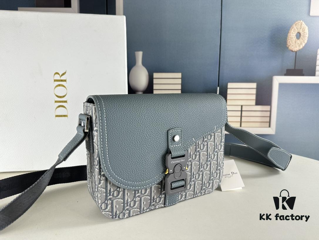 Box Included [Top Original Version] This mini saddle messenger bag is exquisitely stylish, meticulously crafted from black grained cowhide leather and adorned with a flap closure and 'DIOR' signature, highlighting the refined charm of the saddle design. Spacious interior compartments with a patch pocket for organizing daily essentials. Equipped with an adjustable leather shoulder strap for versatile wear as a shoulder or crossbody bag.