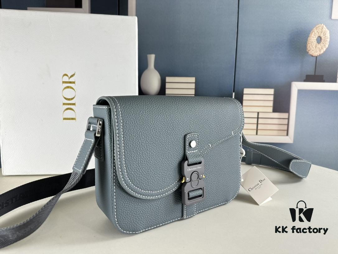 Box Included [Top Original Version] This mini saddle messenger bag is exquisitely stylish, crafted from black grained calf leather and adorned with a flap closure and 'DIOR' signature, highlighting the refined charm of the saddle design. Spacious interior compartments with a patch pocket accommodate daily essentials. Equipped with an adjustable leather shoulder strap for versatile wear as a shoulder or crossbody bag.