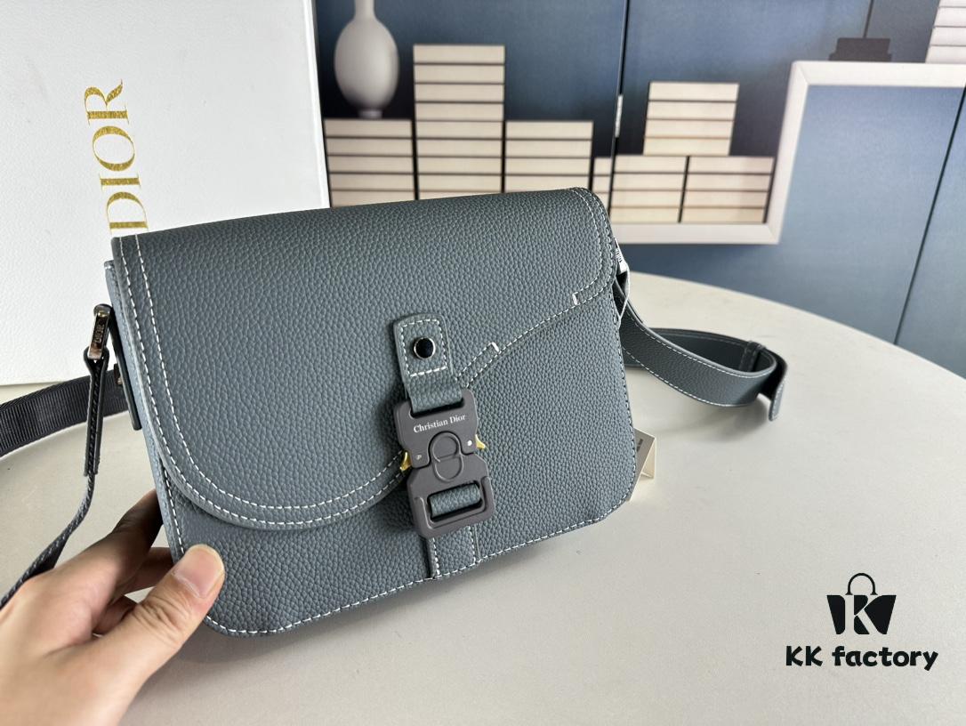 Box Included [Top Original Version] This mini saddle messenger bag is exquisitely stylish, crafted from black grained calf leather and adorned with a flap closure and 'DIOR' signature, highlighting the refined charm of the saddle design. Spacious interior compartments with a patch pocket accommodate daily essentials. Equipped with an adjustable leather shoulder strap for versatile wear as a shoulder or crossbody bag.