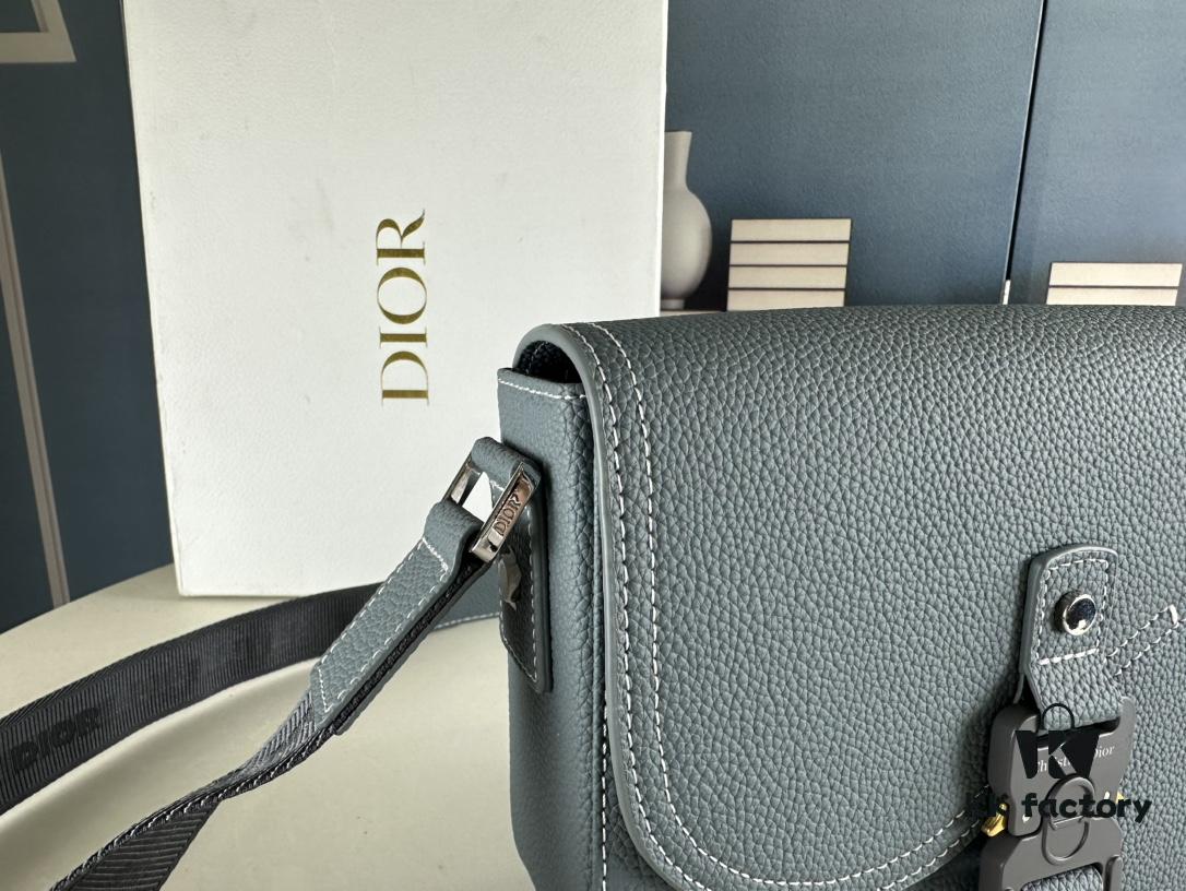 Box Included [Top Original Version] This mini saddle messenger bag is exquisitely stylish, crafted from black grained calf leather and adorned with a flap closure and 'DIOR' signature, highlighting the refined charm of the saddle design. Spacious interior compartments with a patch pocket accommodate daily essentials. Equipped with an adjustable leather shoulder strap for versatile wear as a shoulder or crossbody bag.