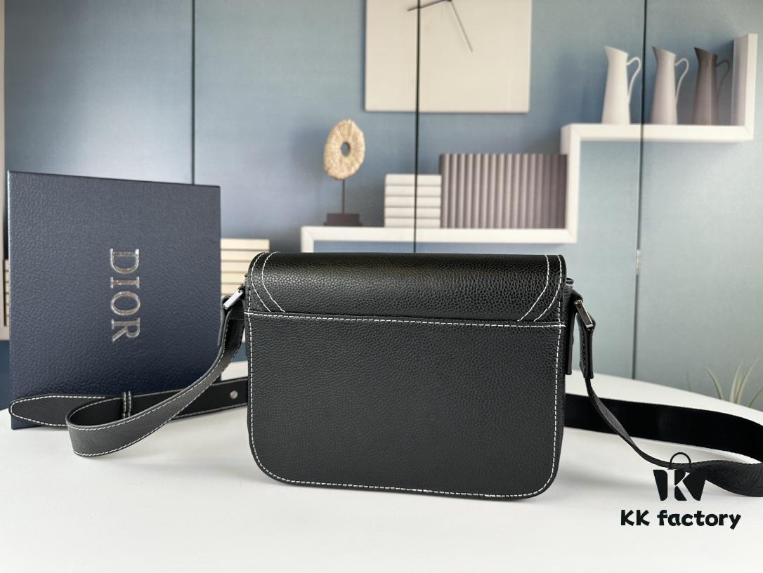 Box Included [Top Original Version] This miniature saddle messenger bag is exquisitely stylish, crafted from black grained cowhide leather and adorned with a flap closure and 'DIOR' signature, highlighting the refined charm of the saddle design. Spacious interior compartments with a patch pocket for organizing daily essentials. Equipped with an adjustable leather shoulder strap for versatile wear as a shoulder or crossbody bag.