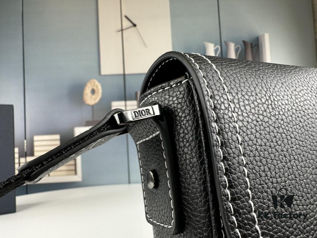 Box Included [Top Original Version] This miniature saddle messenger bag is exquisitely stylish, crafted from black grained cowhide leather and adorned with a flap closure and 'DIOR' signature, highlighting the refined charm of the saddle design. Spacious interior compartments with a patch pocket for organizing daily essentials. Equipped with an adjustable leather shoulder strap for versatile wear as a shoulder or crossbody bag.