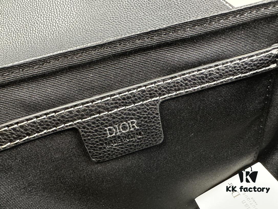 Box Included [Top Original Version] This miniature saddle messenger bag is exquisitely stylish, crafted from black grained cowhide leather and adorned with a flap closure and 'DIOR' signature, highlighting the refined charm of the saddle design. Spacious interior compartments with a patch pocket for organizing daily essentials. Equipped with an adjustable leather shoulder strap for versatile wear as a shoulder or crossbody bag.
