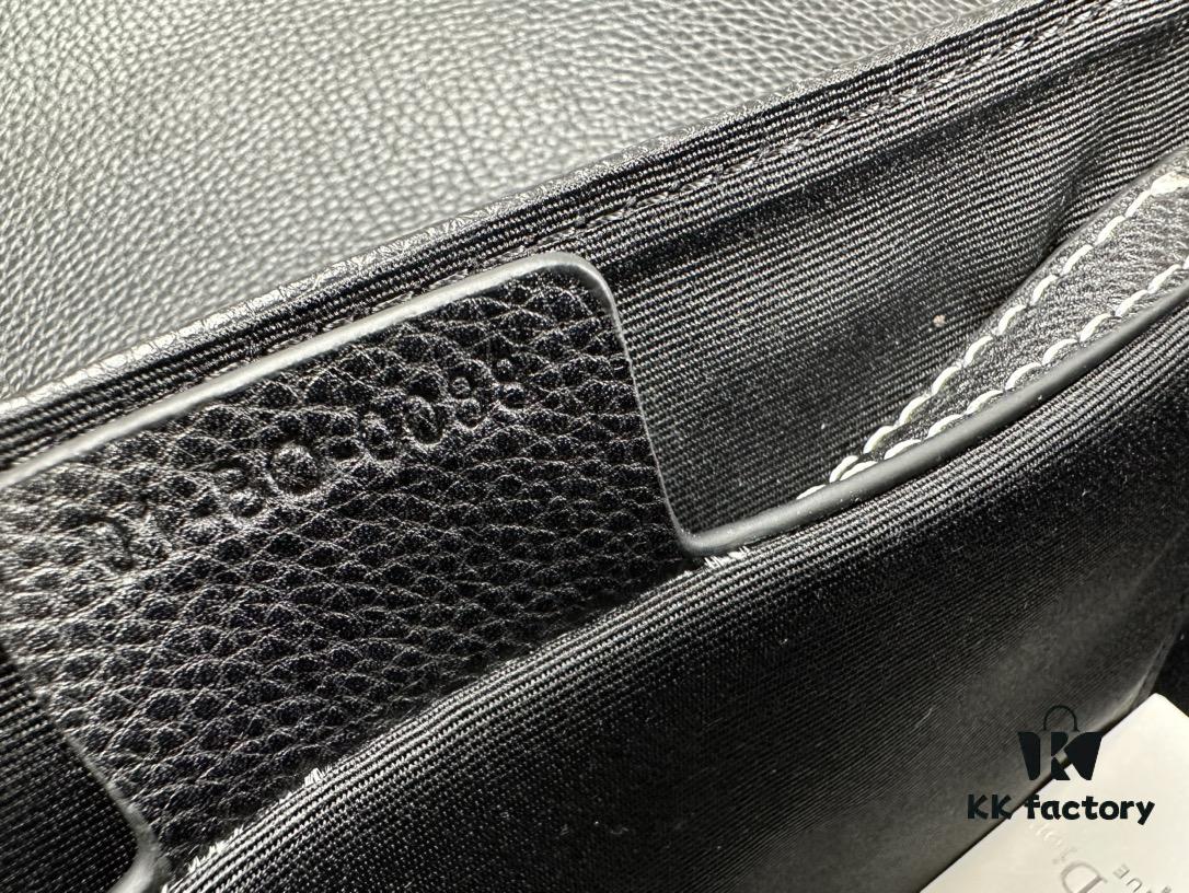 Box Included [Top Original Version] This miniature saddle messenger bag is exquisitely stylish, crafted from black grained cowhide leather and adorned with a flap closure and 'DIOR' signature, highlighting the refined charm of the saddle design. Spacious interior compartments with a patch pocket for organizing daily essentials. Equipped with an adjustable leather shoulder strap for versatile wear as a shoulder or crossbody bag.