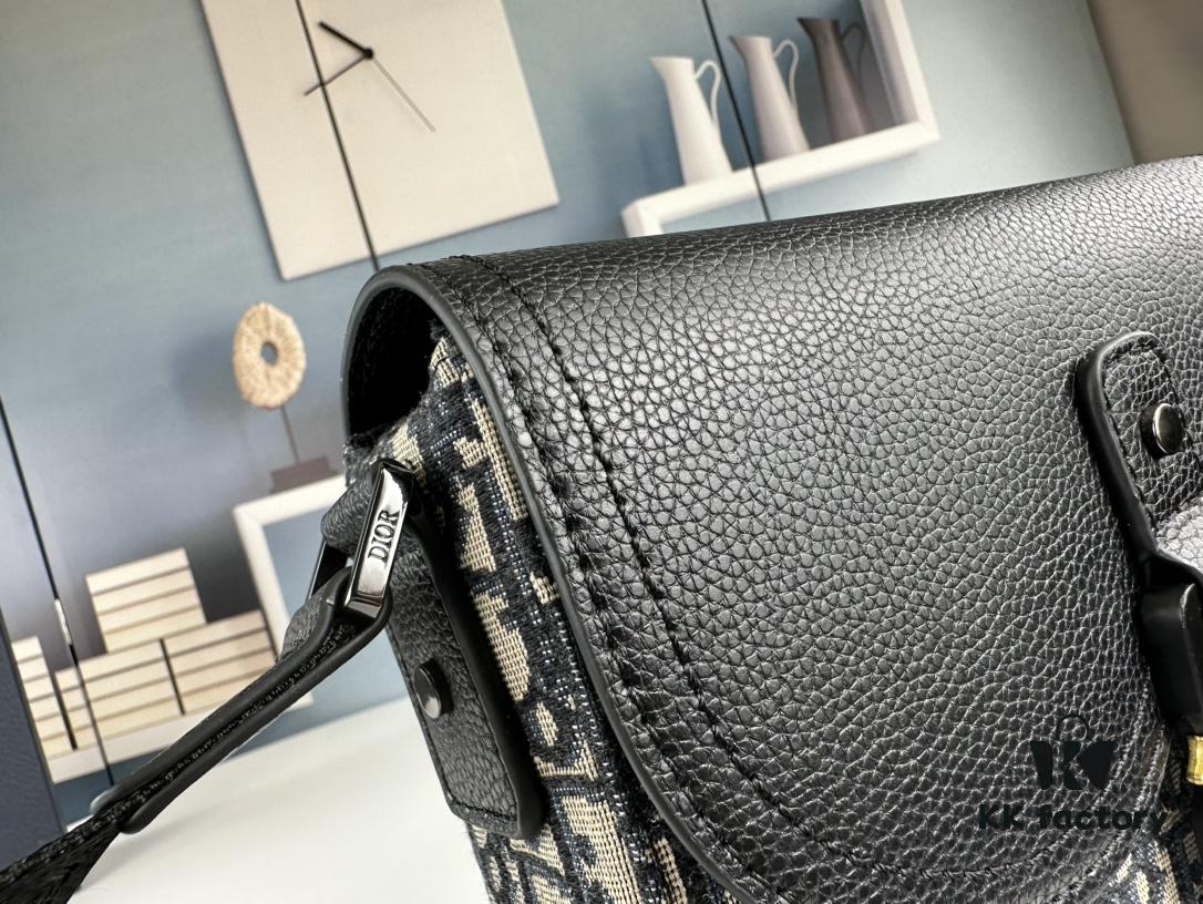 Box Included [Top Original Version] This mini saddle messenger bag is exquisitely fashionable, crafted from black grained cowhide leather and adorned with a flap closure and 'DIOR' signature, highlighting the refined charm of the saddle design. Spacious interior compartments with a patch pocket allow for organizing daily essentials. Equipped with an adjustable leather shoulder strap, it can be worn over the shoulder or crossbody.