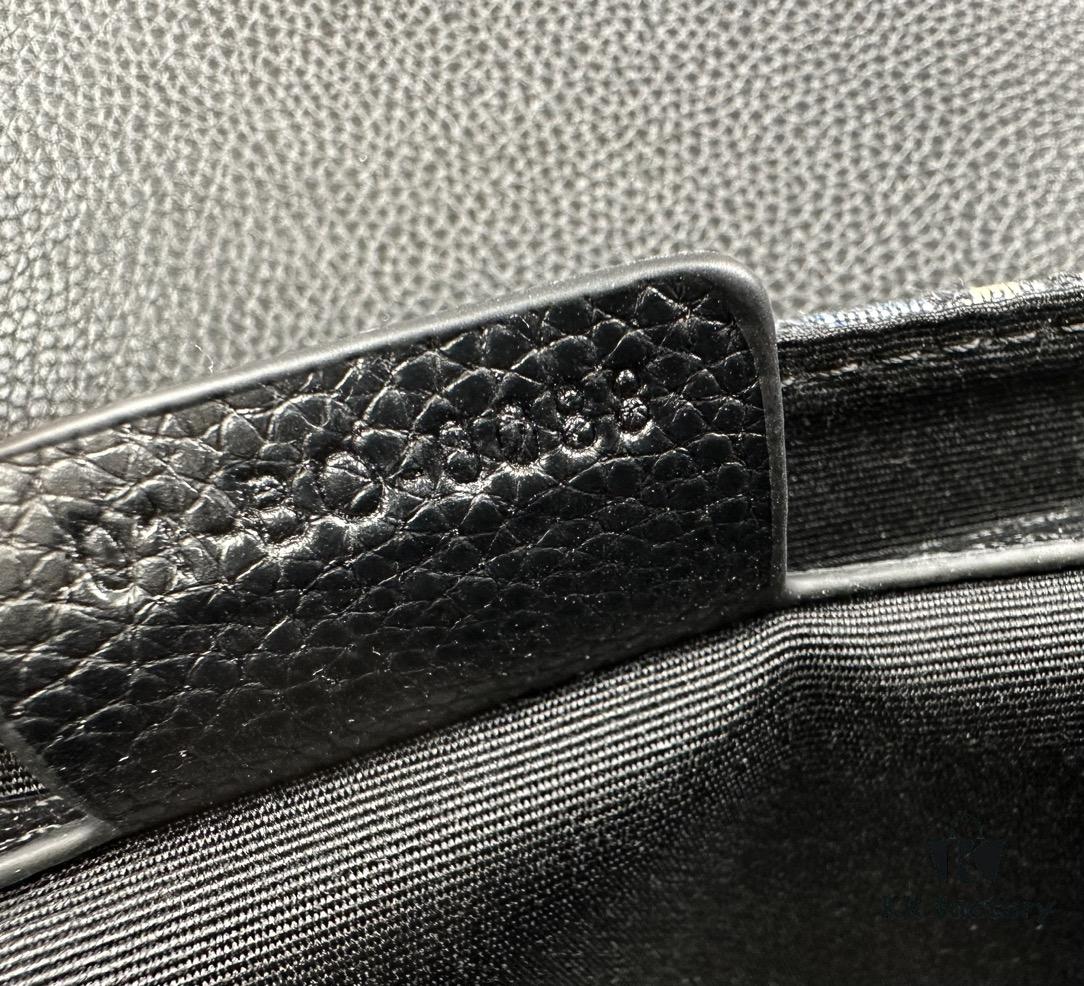 Box Included [Top Original Version] This mini saddle messenger bag is exquisitely fashionable, crafted from black grained cowhide leather and adorned with a flap closure and 'DIOR' signature, highlighting the refined charm of the saddle design. Spacious interior compartments with a patch pocket allow for organizing daily essentials. Equipped with an adjustable leather shoulder strap, it can be worn over the shoulder or crossbody.