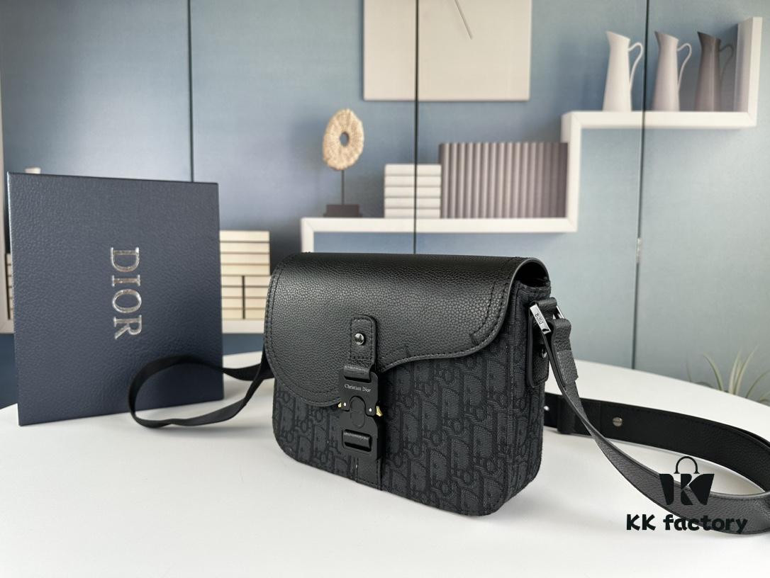 Box Included [Top Original Version] This mini saddle messenger bag is exquisitely fashionable, crafted from black grained cowhide leather with a flap closure and 'DIOR' signature, highlighting the refined charm of the saddle design. Spacious interior compartments with a patch pocket to store daily essentials. Equipped with an adjustable leather shoulder strap for shoulder or crossbody wear.