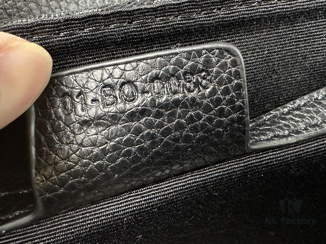 Box Included [Top Original Version] This mini saddle messenger bag is exquisitely fashionable, crafted from black grained cowhide leather with a flap closure and 'DIOR' signature, highlighting the refined charm of the saddle design. Spacious interior compartments with a patch pocket to store daily essentials. Equipped with an adjustable leather shoulder strap for shoulder or crossbody wear.