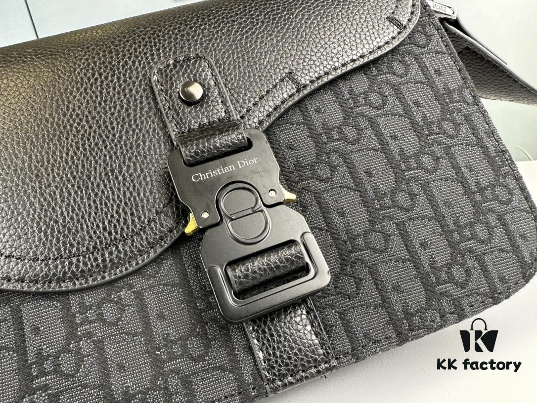 Box Included [Top Original Version] This mini saddle messenger bag is exquisitely fashionable, crafted from black grained cowhide leather with a flap closure and 'DIOR' signature, highlighting the refined charm of the saddle design. Spacious interior compartments with a patch pocket to store daily essentials. Equipped with an adjustable leather shoulder strap for shoulder or crossbody wear.