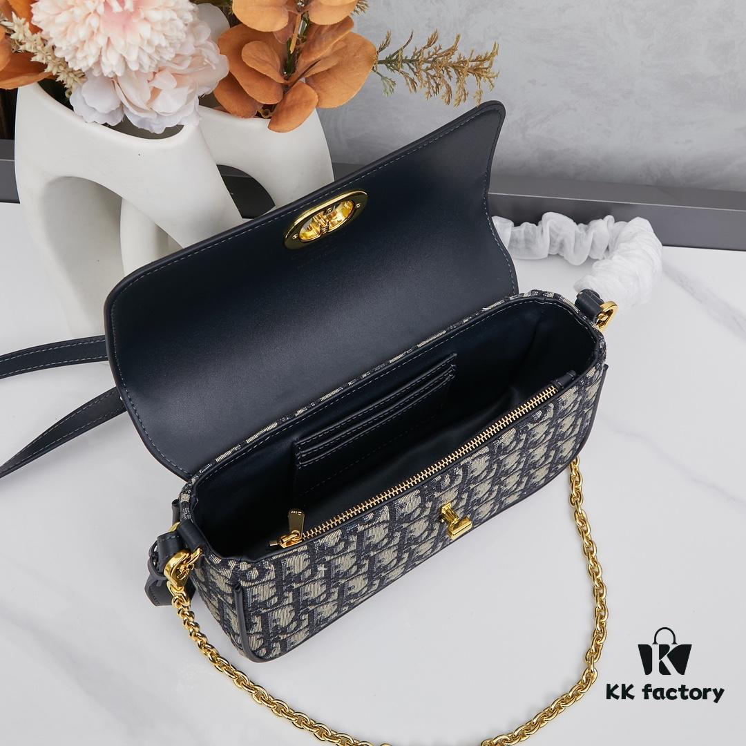 693095676e68136f4d9aa226 Dior 2024 Fall/Winter Runway Sunglasses VeryDior M1U Eye-Mask Sunglasses in Black Polyamide with Gray Lenses