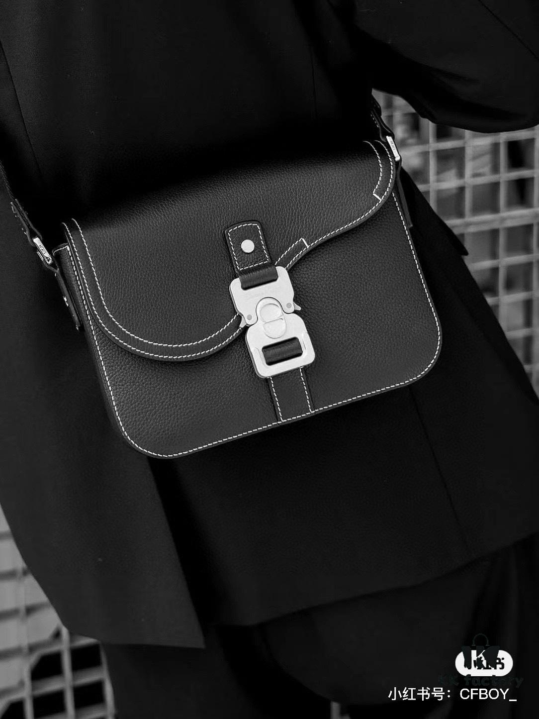 Box Included [Top Original Version] This miniature saddle messenger bag is exquisitely stylish, crafted from black grained cowhide leather and adorned with a flap closure and 'DIOR' signature, highlighting the refined charm of the saddle design. Spacious interior compartments with a patch pocket accommodate daily essentials. Equipped with an adjustable leather shoulder strap for shoulder or crossbody wear.