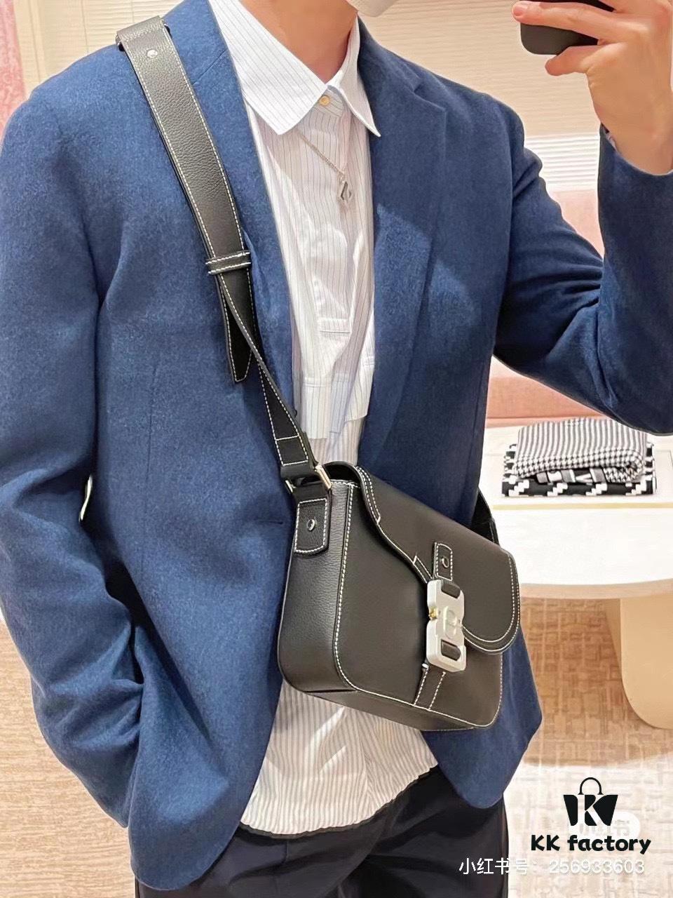 Box Included [Top Original Version] This miniature saddle messenger bag is exquisitely stylish, crafted from black grained cowhide leather and adorned with a flap closure and 'DIOR' signature, highlighting the refined charm of the saddle design. Spacious interior compartments with a patch pocket accommodate daily essentials. Equipped with an adjustable leather shoulder strap for shoulder or crossbody wear.