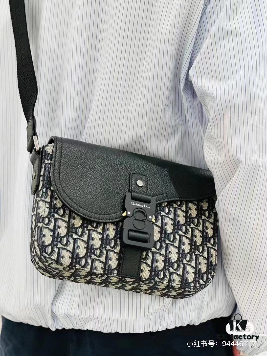 Box Included [Top Original Version] This miniature saddle messenger bag is exquisitely stylish, crafted from black grained cowhide leather and adorned with a flap closure and 'DIOR' signature, highlighting the refined charm of the saddle design. Spacious interior compartments with a patch pocket accommodate daily essentials. Equipped with an adjustable leather shoulder strap for shoulder or crossbody wear.