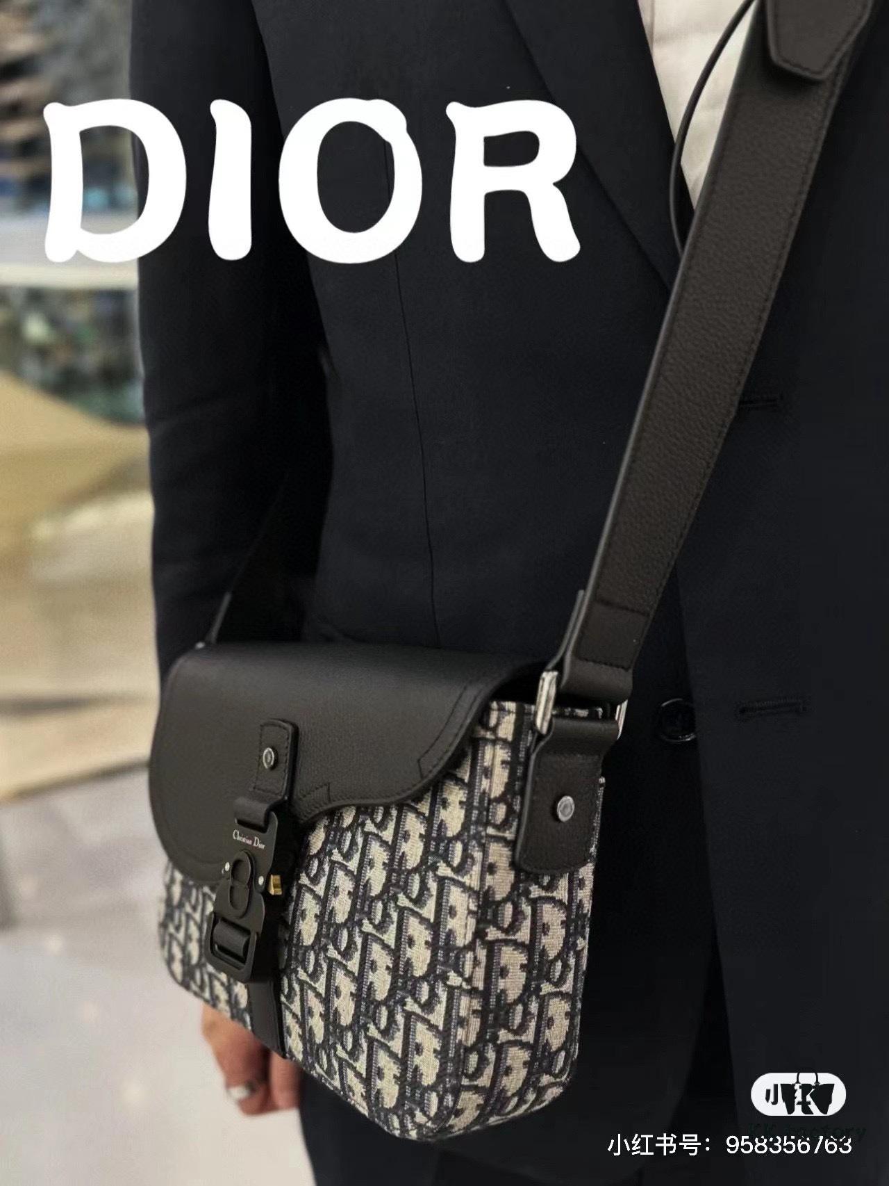 Box Included [Top Original Version] This mini saddle messenger bag is exquisitely crafted and stylish, made from black grained calf leather with a flap closure and 'DIOR' signature, highlighting the refined charm of the saddle design. Spacious interior compartments with a patch pocket for organizing daily essentials. Adjustable leather shoulder strap allows for shoulder or crossbody wear.