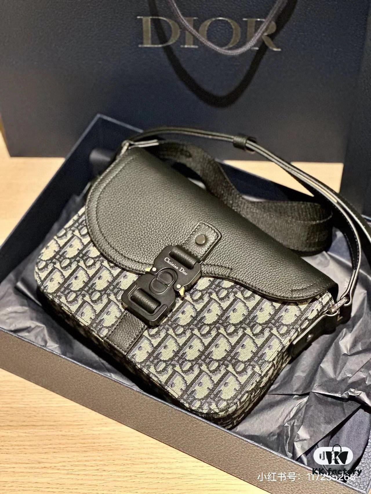 Box Included [Top Original Version] This mini saddle messenger bag is exquisitely crafted and stylish, made from black grained calf leather with a flap closure and 'DIOR' signature, highlighting the refined charm of the saddle design. Spacious interior compartments with a patch pocket for organizing daily essentials. Adjustable leather shoulder strap allows for shoulder or crossbody wear.
