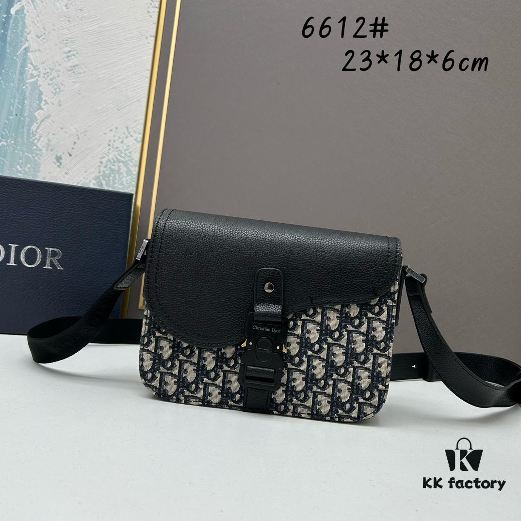 Box Included [Top Original Version] This mini saddle messenger bag is exquisitely crafted and stylish, made from black grained cowhide leather, featuring a flap closure and 'DIOR' signature emblem that highlights the refined charm of the saddle design. Spacious interior with compartments and slip pockets for organizing daily essentials. Equipped with an adjustable leather shoulder strap for versatile wear as a shoulder or crossbody bag.