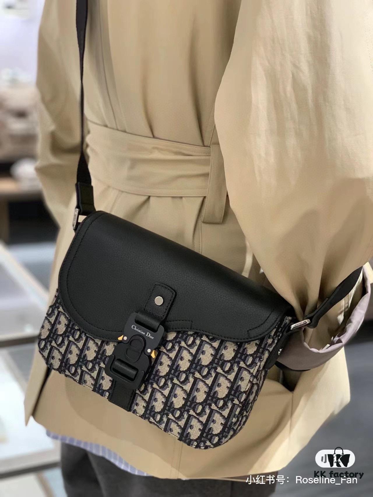 Box Included [Top Original Version] This mini saddle messenger bag is exquisitely crafted and stylish, made from black grained calf leather with a flap closure and 'DIOR' signature, highlighting the refined charm of the saddle design. Spacious interior compartments with a patch pocket for organizing daily essentials. Adjustable leather shoulder strap allows for shoulder or crossbody wear.