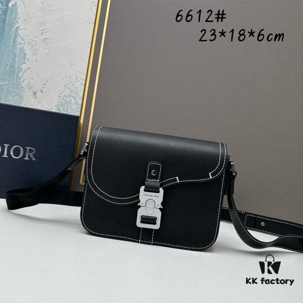 Box Included [Top Original Version] This miniature saddle messenger bag is exquisitely stylish, meticulously crafted from black grained cowhide leather and accentuated with a flap closure and 'DIOR' signature, highlighting the refined charm of the saddle design. Featuring a spacious interior compartment with a patch pocket for organizing daily essentials, it comes with an adjustable leather shoulder strap that allows for both shoulder and crossbody wear.