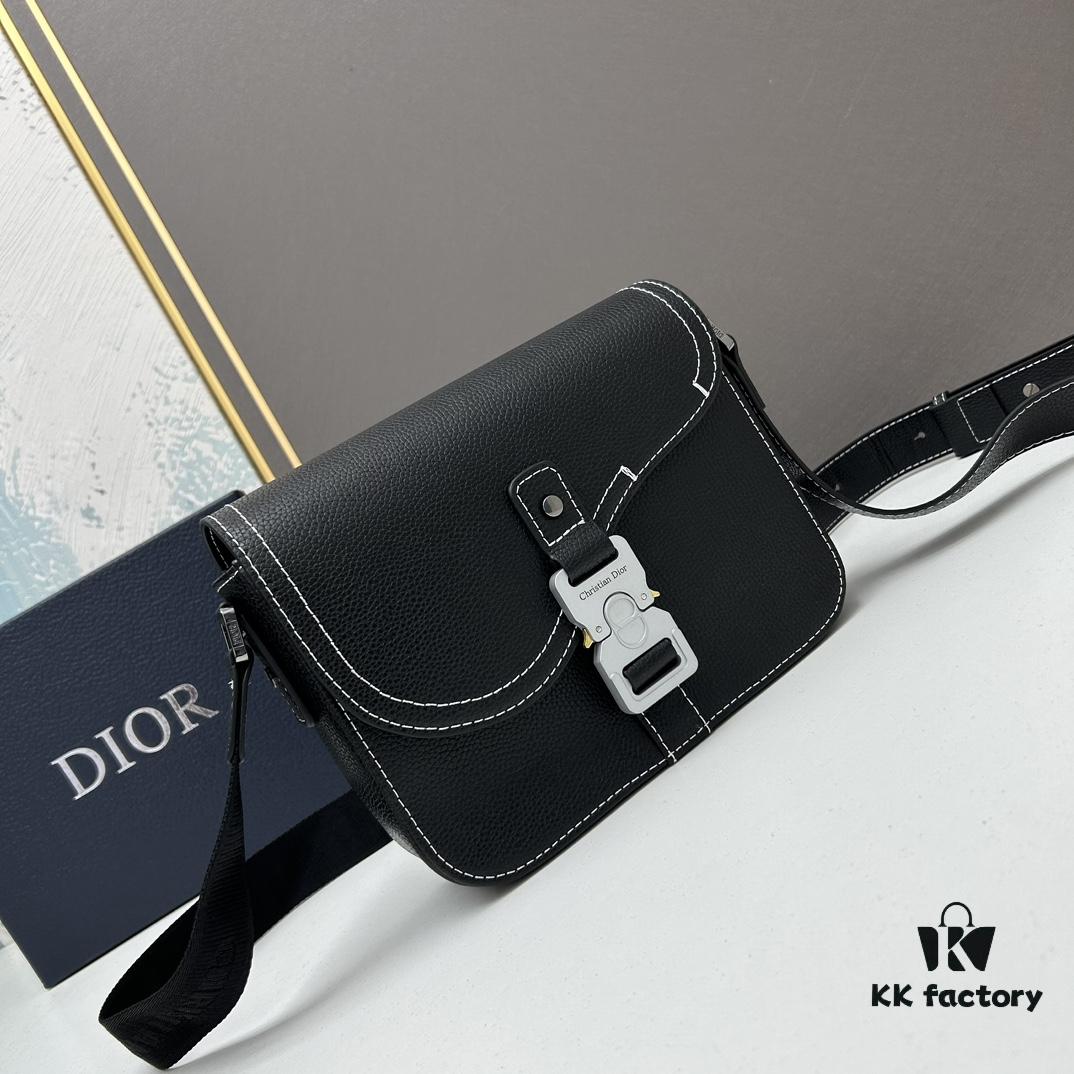 Box Included [Top Original Version] This miniature saddle messenger bag is exquisitely stylish, meticulously crafted from black grained cowhide leather and accentuated with a flap closure and 'DIOR' signature, highlighting the refined charm of the saddle design. Featuring a spacious interior compartment with a patch pocket for organizing daily essentials, it comes with an adjustable leather shoulder strap that allows for both shoulder and crossbody wear.