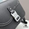 Box Included [Top Original Version] This miniature saddle messenger bag is exquisitely stylish, meticulously crafted from black grained cowhide leather and accentuated with a flap closure and 'DIOR' signature, highlighting the refined charm of the saddle design. Featuring a spacious interior compartment with a patch pocket for organizing daily essentials, it comes with an adjustable leather shoulder strap that allows for both shoulder and crossbody wear.