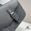 Box Included [Top Original Version] This mini saddle messenger bag is exquisitely stylish, crafted from black grained cowhide leather and adorned with a flap closure and 'DIOR' signature, highlighting the refined charm of the saddle design. Spacious interior compartments with a patch pocket allow for organized storage of daily essentials. Equipped with an adjustable leather shoulder strap for versatile wear as a shoulder or crossbody bag.