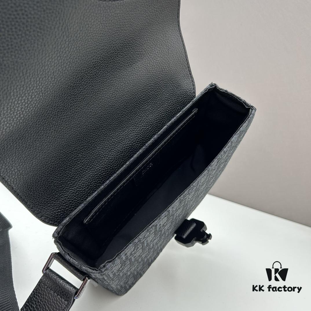 Box Included [Top Original Version] This mini saddle messenger bag is exquisitely stylish, crafted from black grained cowhide leather and adorned with a flap closure and 'DIOR' signature, highlighting the refined charm of the saddle design. Spacious interior compartments with a patch pocket allow for organized storage of daily essentials. Equipped with an adjustable leather shoulder strap for versatile wear as a shoulder or crossbody bag.