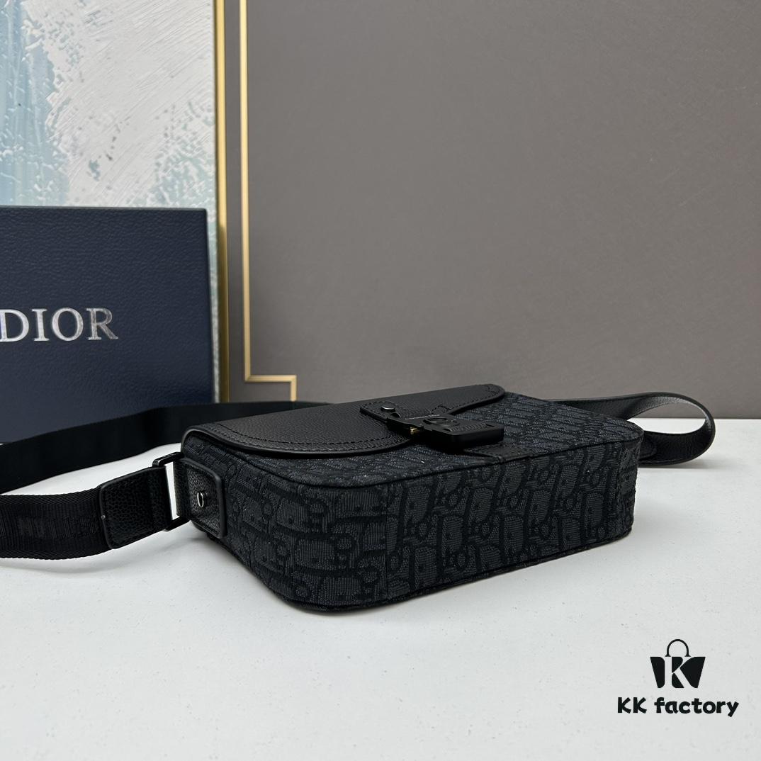 Box Included [Top Original Version] This mini saddle messenger bag is exquisitely stylish, crafted from black grained cowhide leather and adorned with a flap closure and 'DIOR' signature, highlighting the refined charm of the saddle design. Spacious interior compartments with a patch pocket allow for organized storage of daily essentials. Equipped with an adjustable leather shoulder strap for versatile wear as a shoulder or crossbody bag.