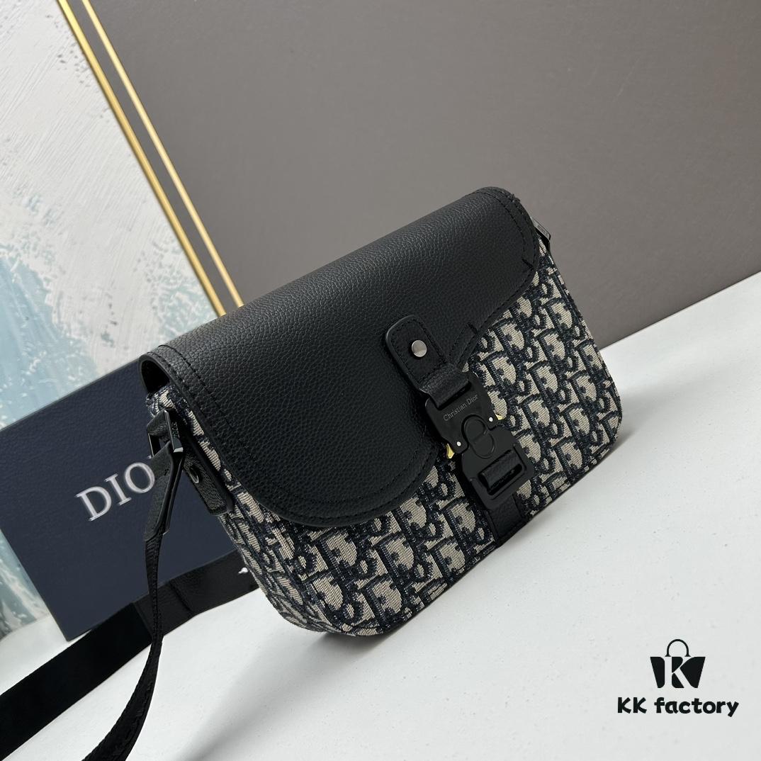 Box Included [Top Original Version] This mini saddle messenger bag is exquisitely crafted and stylish. Made from black grained calf leather, it features a flap closure with 'DIOR' signature, highlighting the refined charm of the saddle design. The spacious interior includes compartments and a patch pocket for organizing daily essentials. Equipped with an adjustable leather shoulder strap, it can be worn over the shoulder or crossbody.