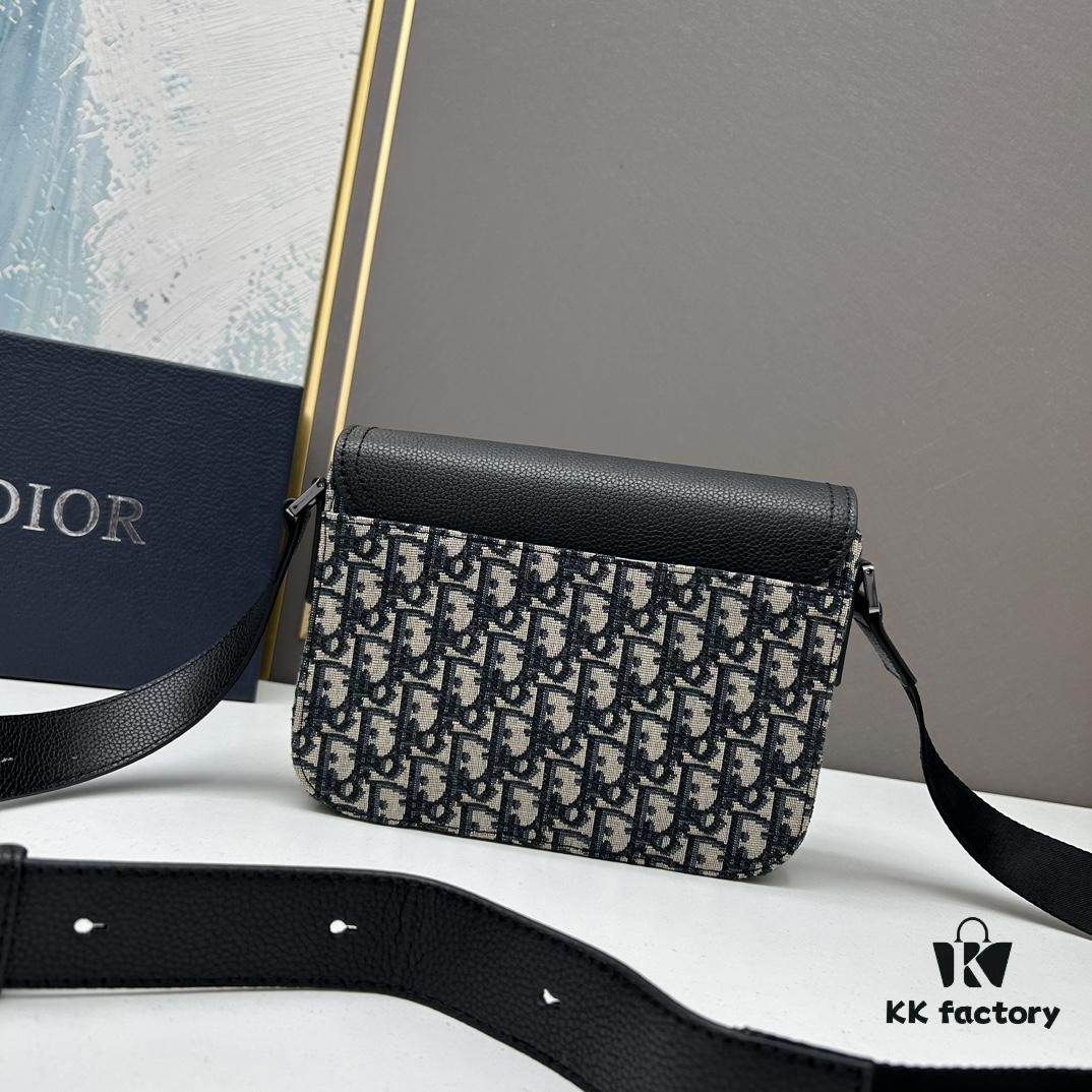 Box Included [Top Original Version] This mini saddle messenger bag is exquisitely crafted and stylish. Made from black grained calf leather, it features a flap closure with 'DIOR' signature, highlighting the refined charm of the saddle design. The spacious interior includes compartments and a patch pocket for organizing daily essentials. Equipped with an adjustable leather shoulder strap, it can be worn over the shoulder or crossbody.