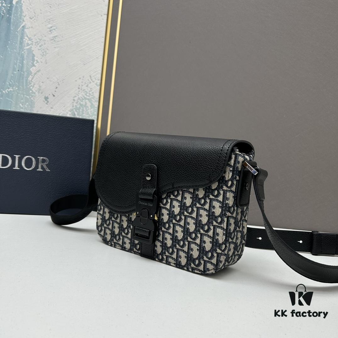Box Included [Top Original Version] This mini saddle messenger bag is exquisitely crafted and stylish. Made from black grained calf leather, it features a flap closure with 'DIOR' signature, highlighting the refined charm of the saddle design. The spacious interior includes compartments and a patch pocket for organizing daily essentials. Equipped with an adjustable leather shoulder strap, it can be worn over the shoulder or crossbody.