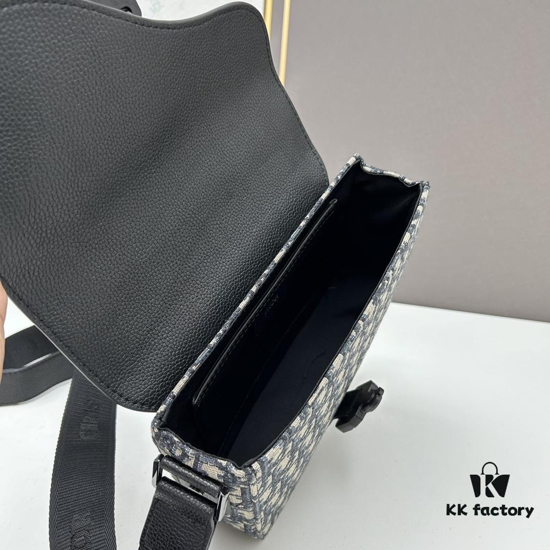 Box Included [Top Original Version] This mini saddle messenger bag is exquisitely crafted and stylish. Made from black grained calf leather, it features a flap closure with 'DIOR' signature, highlighting the refined charm of the saddle design. The spacious interior includes compartments and a patch pocket for organizing daily essentials. Equipped with an adjustable leather shoulder strap, it can be worn over the shoulder or crossbody.