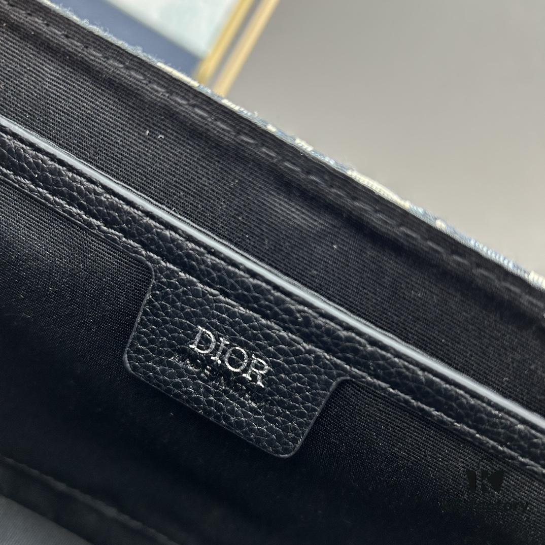 Box Included [Top Original Version] This mini saddle messenger bag is exquisitely crafted and stylish. Made from black grained calf leather, it features a flap closure with 'DIOR' signature, highlighting the refined charm of the saddle design. The spacious interior includes compartments and a patch pocket for organizing daily essentials. Equipped with an adjustable leather shoulder strap, it can be worn over the shoulder or crossbody.