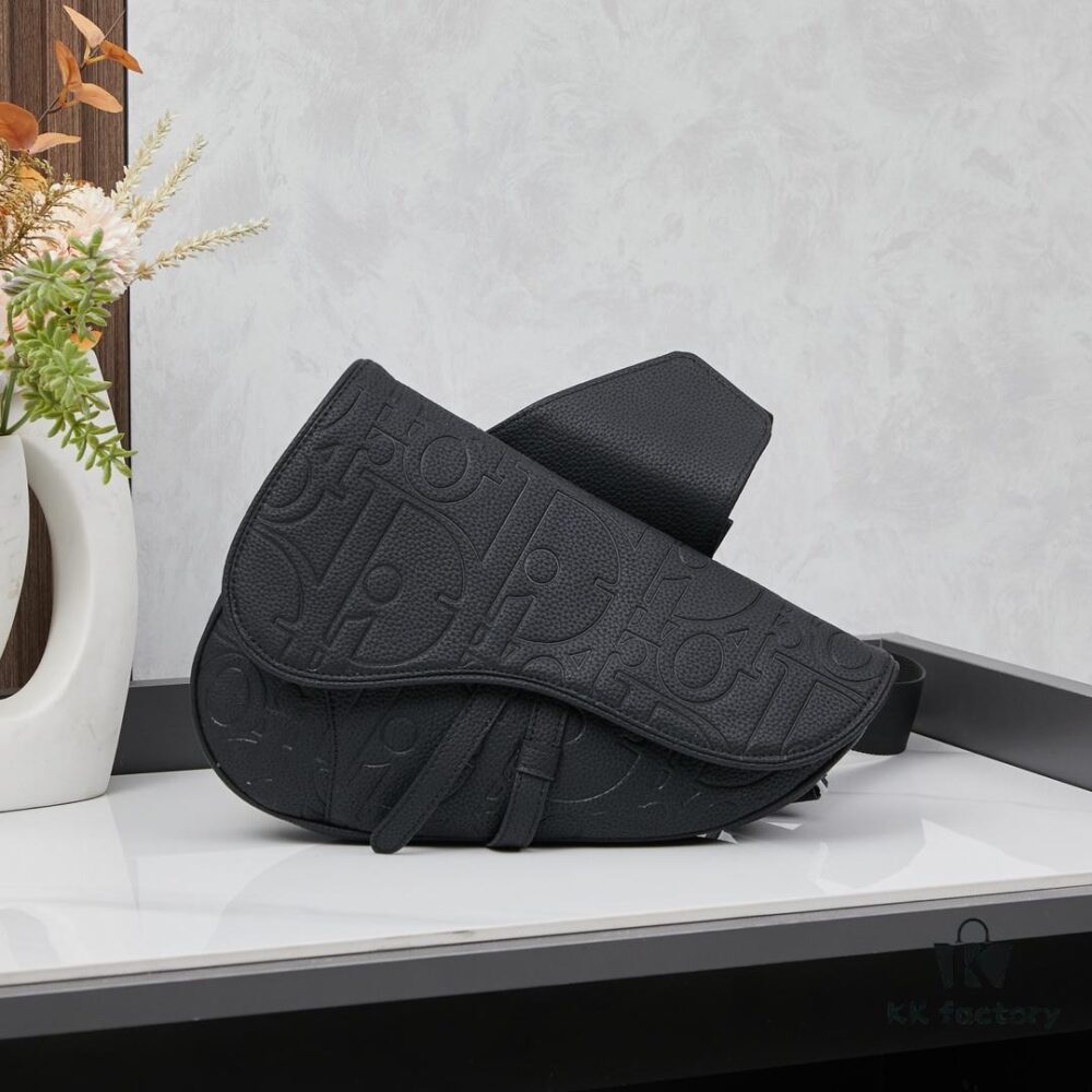 693095a26e68136f4d9aa29b This boxed saddle bag is a new piece from the classic collection, crafted in black grained calfskin leather.