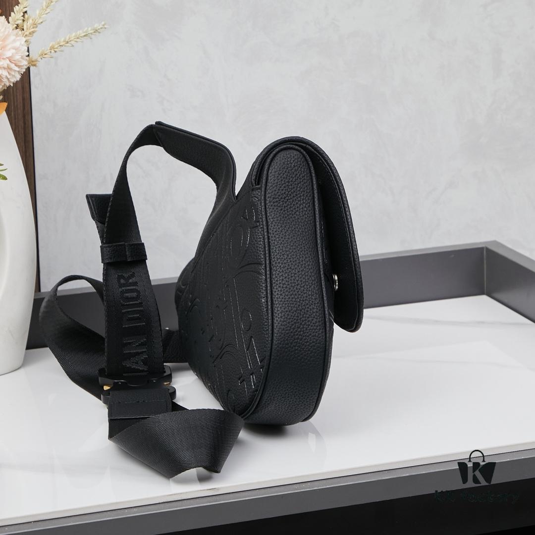 693095a36e68136f4d9aa2a0 This boxed saddle bag is a new piece from the classic collection, crafted in black grained calfskin leather.