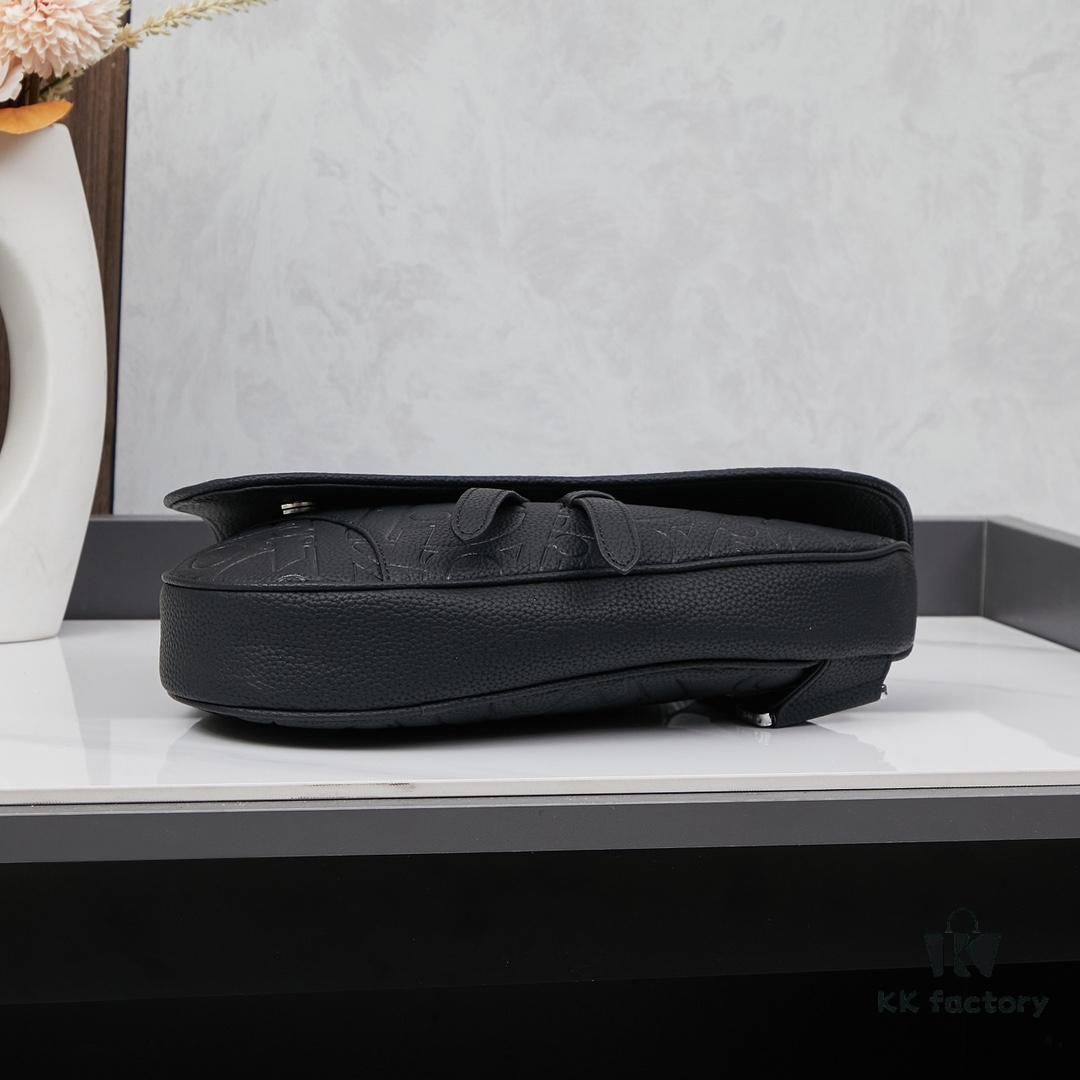 693095a56e68136f4d9aa2a5 This boxed saddle bag is a new piece from the classic collection, crafted in black grained calfskin leather.