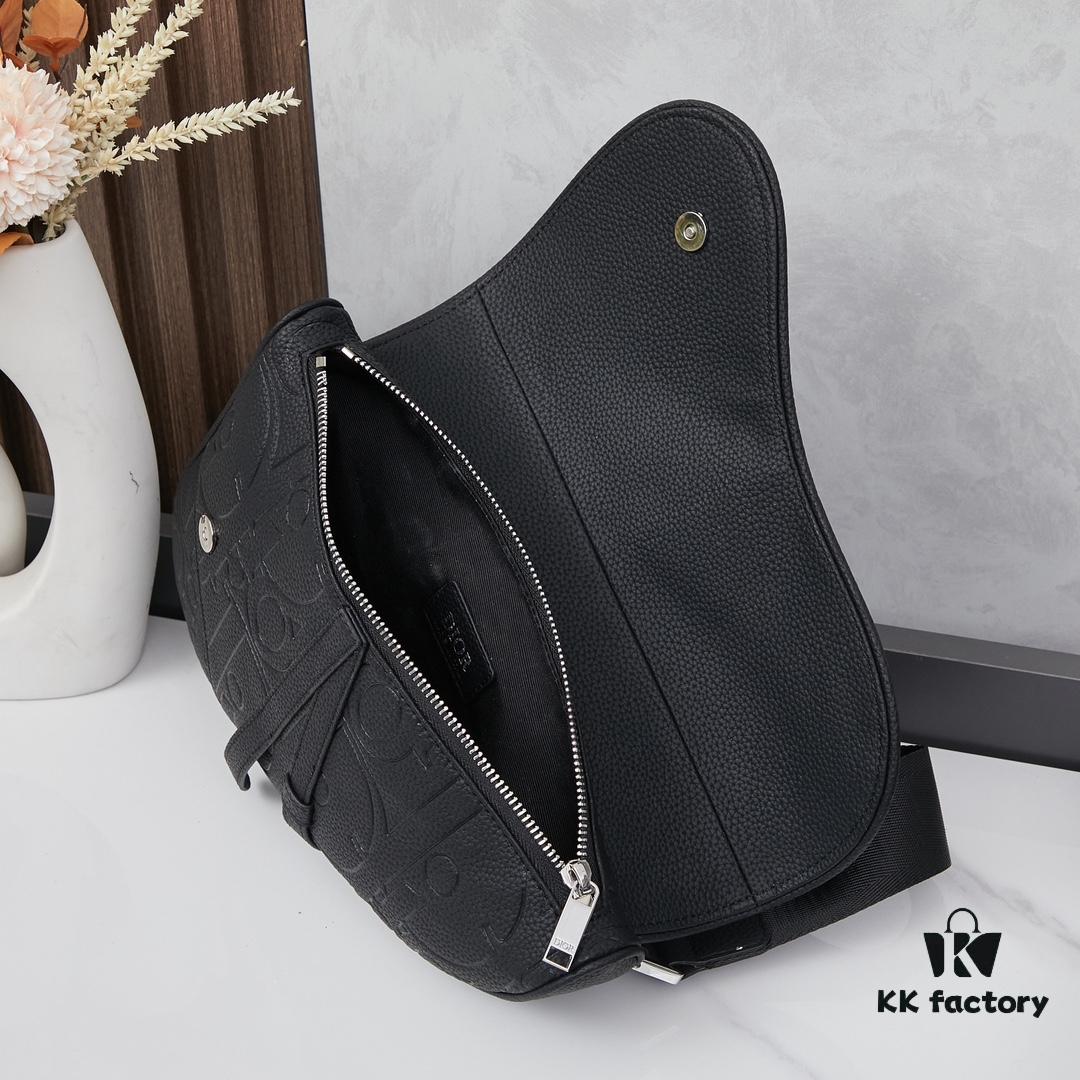 693095a86e68136f4d9aa2a8 This boxed saddle bag is a new piece from the classic collection, crafted in black grained calfskin leather.